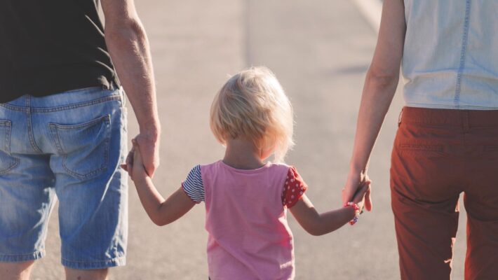 孩子的問題行為，竟是夫妻關係的警號？家庭治療師教你解讀「求救信號」