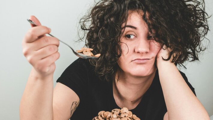與食物的戰爭：為何你總是控制不了暴食或厭食？拆解飲食失調背後的心理需求